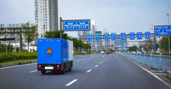 Momenta Enters Autonomous Logistics With Robovan Launch